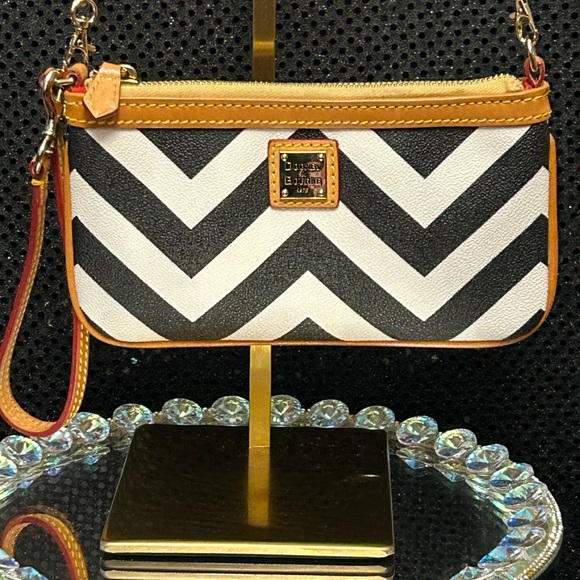 Dooney & Bourke Chevron Large Slim Chevron Wristlet Approx. 8x5 - Picture 1 of 14